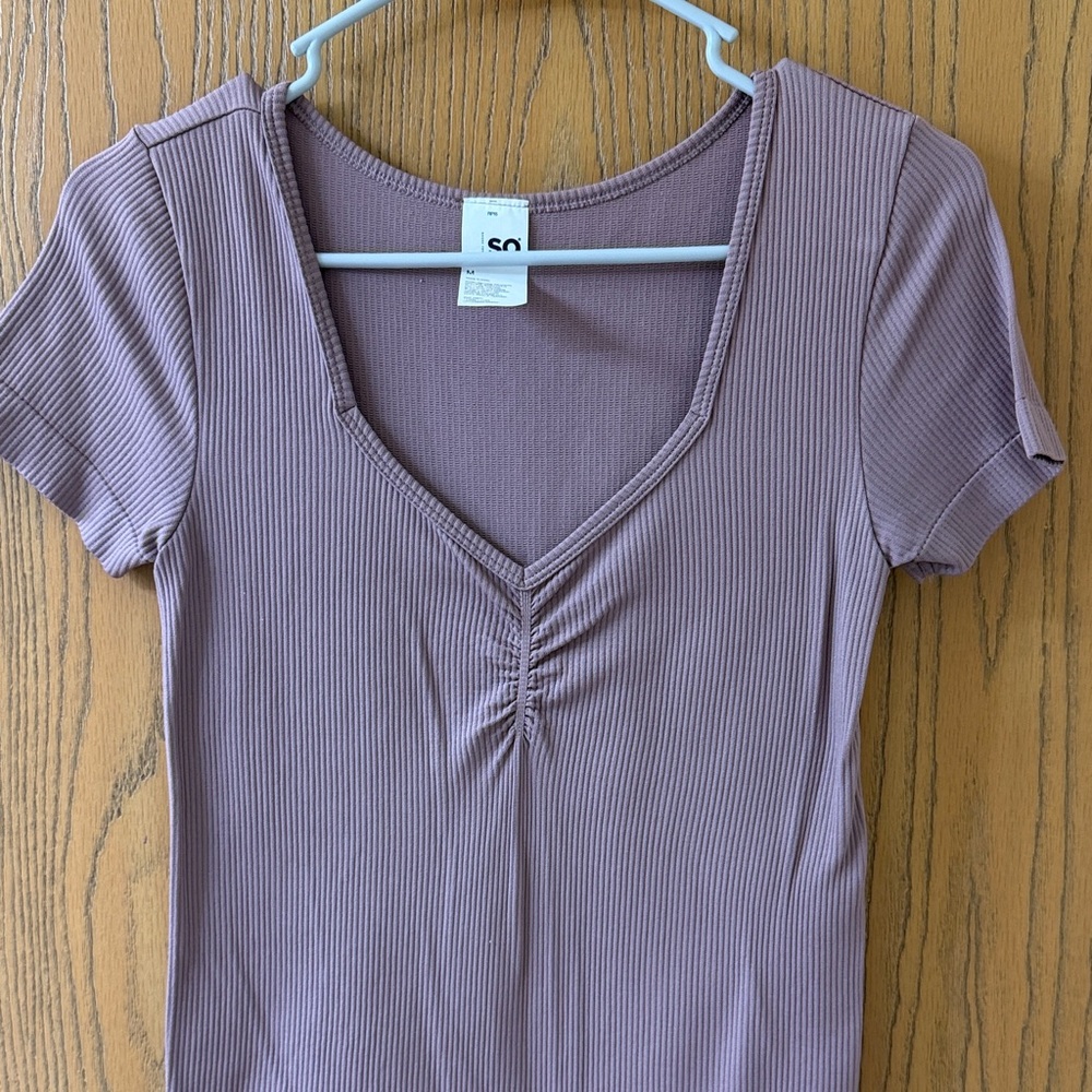 SO Mauve Ribbed V-Neck Short Sleeve Top